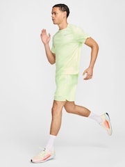 V barvi limete - Tekaška majica Nike Dri-FIT Miler  - Slika 5 iz 5