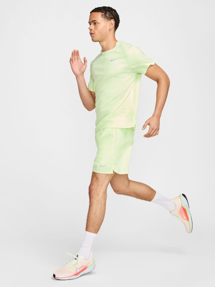 V barvi limete - Tekaška majica Nike Dri-FIT Miler  - Slika 5 iz 5