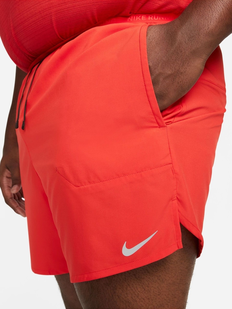 Czerwony University - Nike Dri-FIT Stride 7 Inch Running Shorts - Image 10 of 11