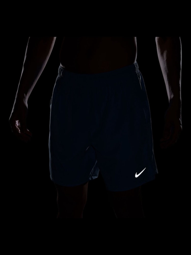 Синий в университетском стиле - Nike Challenger Dri-FIT 7 Inch 2-in-1 Running Shorts - Изображение 5 из 5
