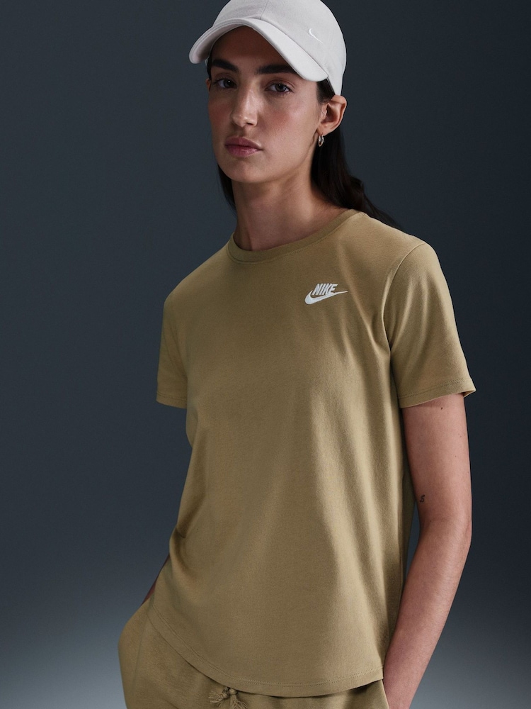 Nike Parachute Beige Sportswear Club Essentials T-Shirt - Image 3 of 6