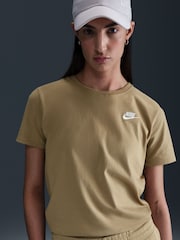 Nike Parachute Beige Sportswear Club Essentials T-Shirt - Image 4 of 6