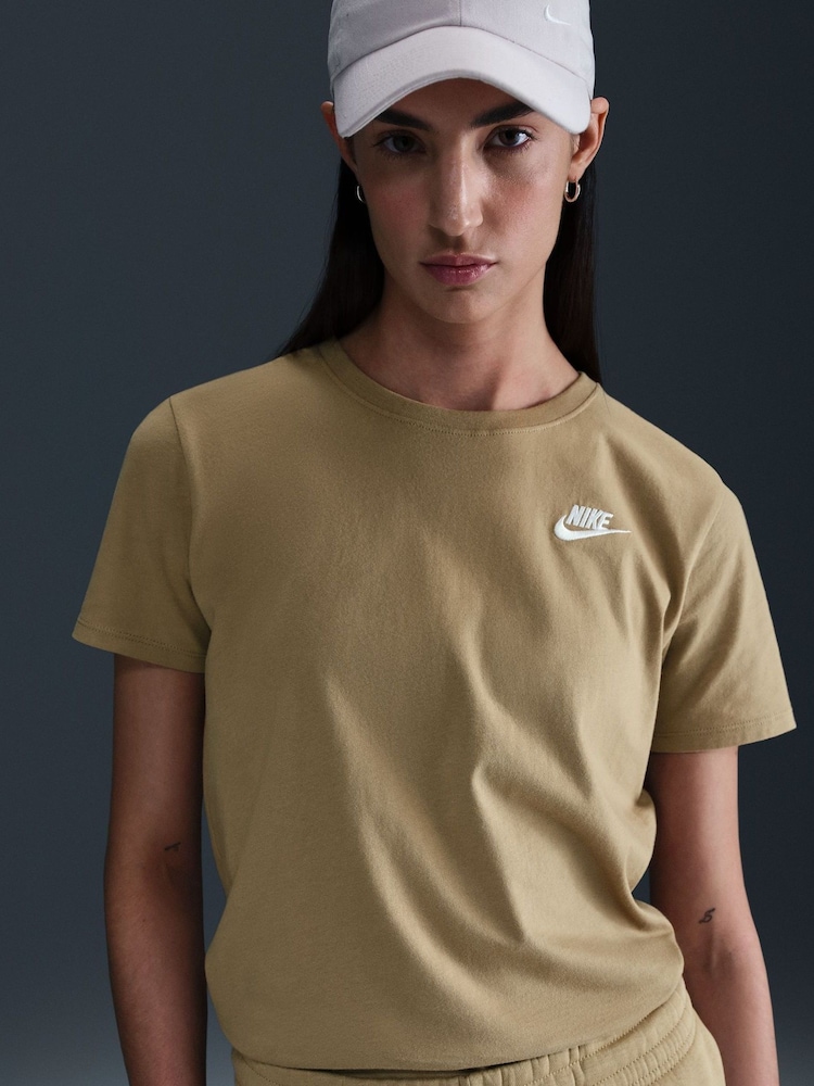 Nike Parachute Beige Sportswear Club Essentials T-Shirt - Image 4 of 6