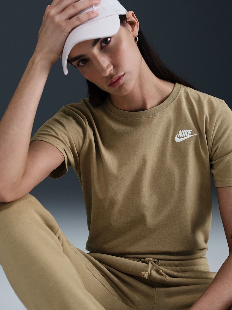Nike Parachute Beige Sportswear Club Essentials T-Shirt - Image 6 of 6
