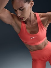 Rojo ascua - Nike Medium Swoosh Support Padded Sports Bra - Imagen 3 de 5