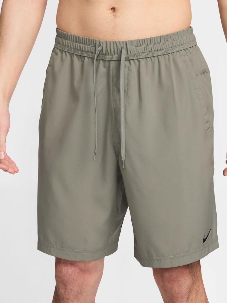Light Army - Nike Form Dri-FIT 9 inch ongevoerde veelzijdige shorts - Image 1 of 1