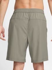 Легкий армейский - Nike Form Dri-FIT 9 inch Unlined Versatile Shorts - Изображение 2 из 4