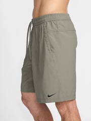 Легкий армейский - Nike Form Dri-FIT 9 inch Unlined Versatile Shorts - Изображение 3 из 4