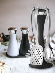 Robert Welch Black and White Signature Salt & Pepper Mills on Tray Set - Image 2 of 4