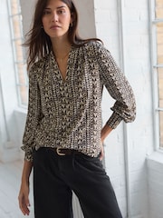 Estampado de corazones en color vino - Blusa de manga larga con cuello de pico - Imagen 1 de 7