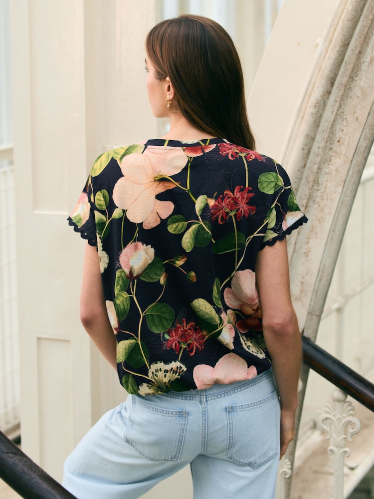 Navy/Pink Floral Kew Short Sleeve Bubblehem 100% Cotton T-Shirt - Image 3 of 7