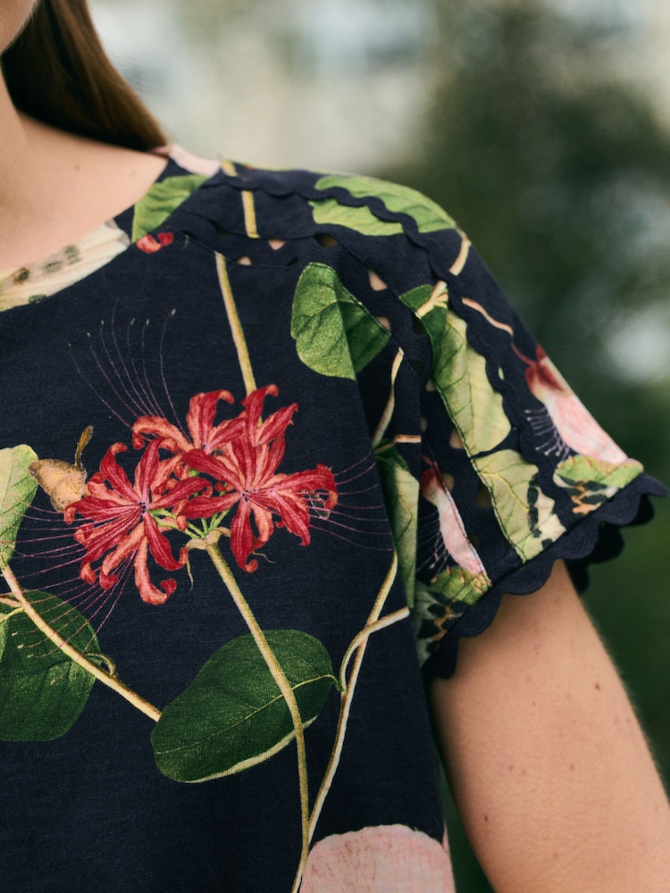 Navy/Pink Floral Kew Short Sleeve Bubblehem 100% Cotton T-Shirt - Image 4 of 7