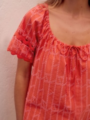 Naranja con puntadas de contraste - Broderie Boho Short Sleeve Ric Rac Top - Imagen 4 de 7