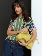 Estampado de palmeras abstracto en tonos de verde - Camiseta texturizada de corte recto  - Image 3 of 8