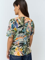 Estampado de palmeras abstracto en tonos de verde - Camiseta texturizada de corte recto  - Image 4 of 8
