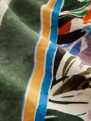Estampado de palmeras abstracto en tonos de verde - Camiseta texturizada de corte recto  - Image 8 of 8