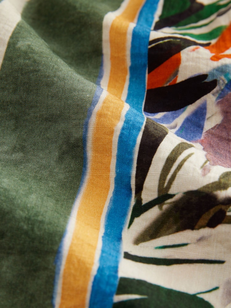 Estampado de palmeras abstracto en tonos de verde - Camiseta texturizada de corte recto  - Image 8 of 8