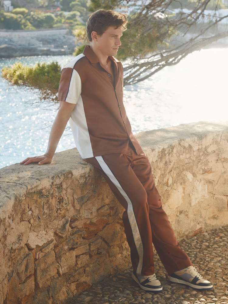 Reiss Tobacco/Ecru Noto Ché Satin Effect Colourblock Cuban Collar Shirt - Image 2 of 5