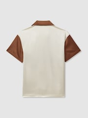 Reiss Tobacco/Ecru Noto Ché Satin Effect Colourblock Cuban Collar Shirt - Image 3 of 5