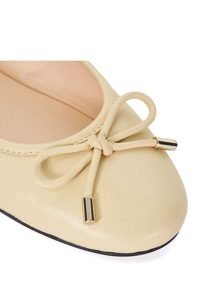 Rumena - Dune London Helenas Flexible Sole Elastic balerinke čevlji s plosko peto/brez pete - Slika 6 iz 6 Rumena - Dune London Helenas Flexible Sole Elastic balerinke čevlji s plosko peto/brez pete - Slika 6 iz 6