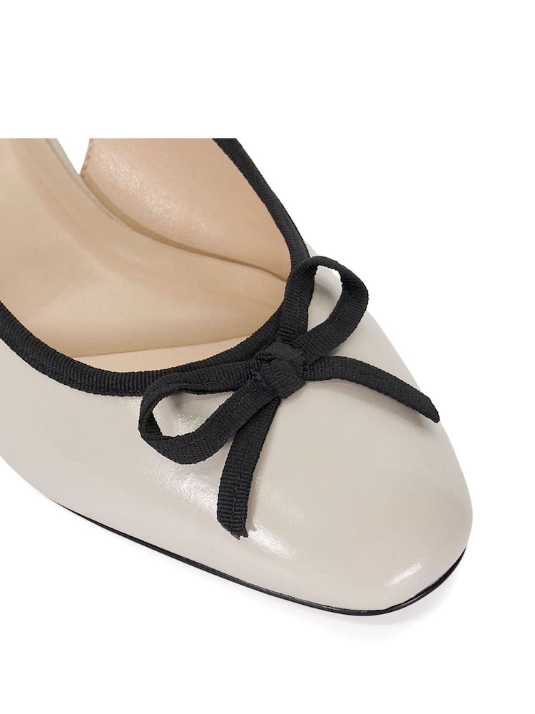 Cream - Dune London Elegantne superge s sprednjim lokom - Slika 6 iz 6 Cream - Dune London Elegantne superge s sprednjim lokom - Slika 6 iz 6