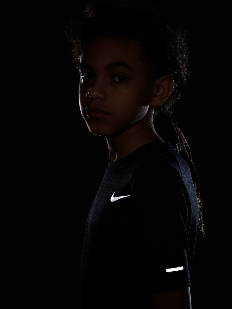 Czarny - Nike Dri-FIT Miler Training Top - Image 8 of 12