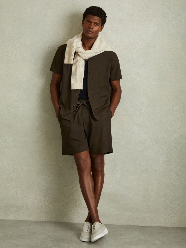 Reiss Dark Olive Green Rihad Textured Crepe Drawstring Shorts - Image 3 of 6