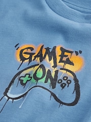 لون أزرق Game On - تيشرت تلبيس مريح بكُم قصير مزين بطبعة جرافيك (3-16 سنة) - صورة 3 من 4