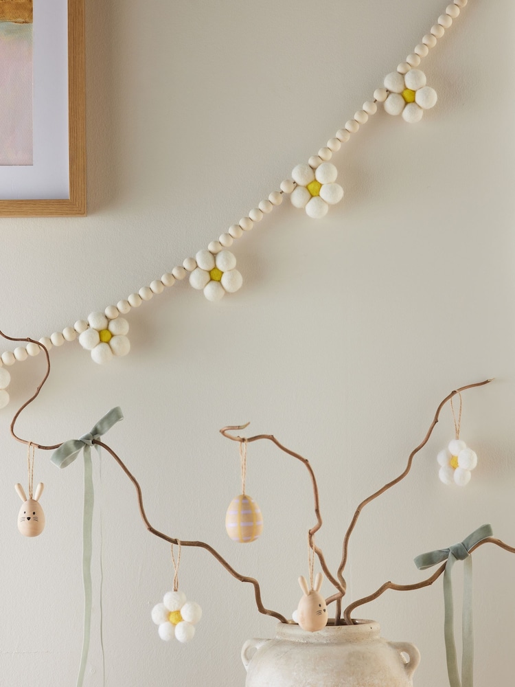 White Spring Daisy Flower Bunting - Image 1 of 4
