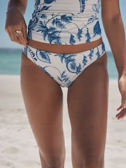 weiß/blau mit Blumendruck - Bikinihose mit hohem Beinausschnitt und seitlicher Raffung - Image 1 of 8