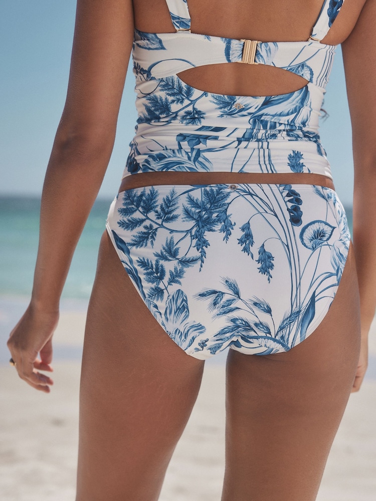 weiß/blau mit Blumendruck - Bikinihose mit hohem Beinausschnitt und seitlicher Raffung - Image 3 of 8