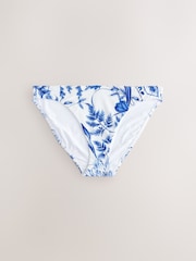 weiß/blau mit Blumendruck - Bikinihose mit hohem Beinausschnitt und seitlicher Raffung - Image 5 of 8