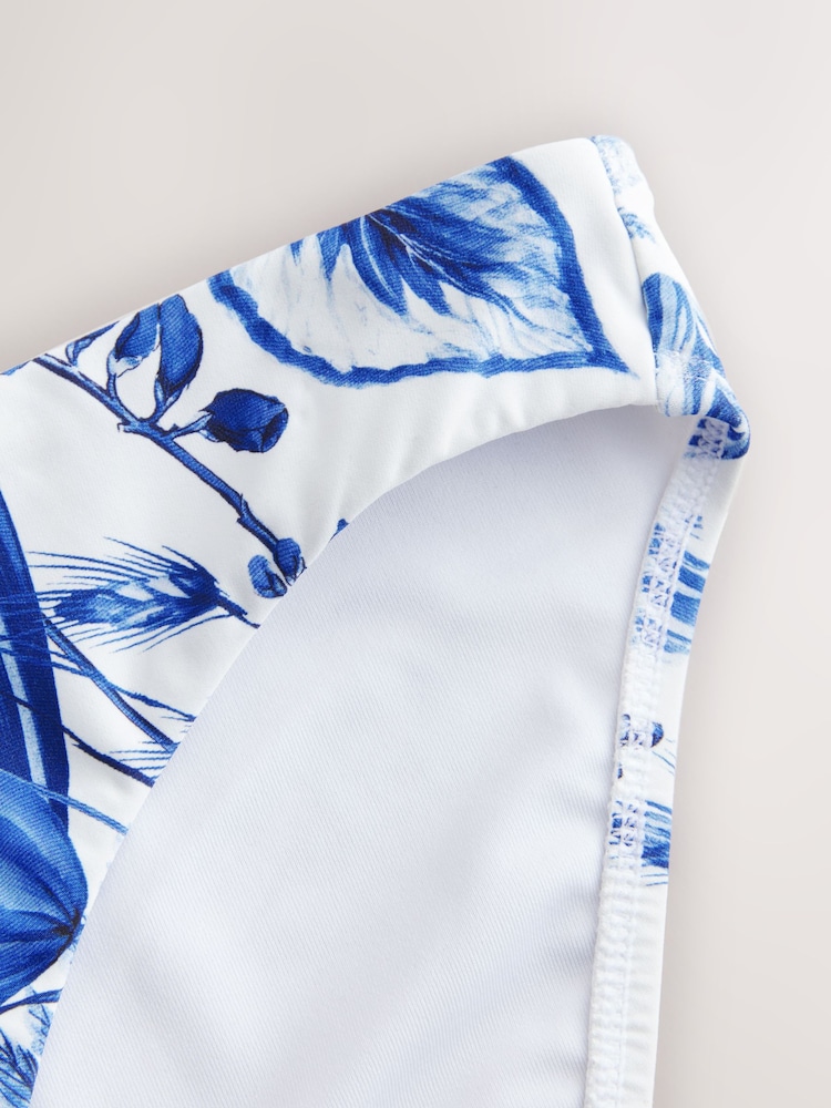 weiß/blau mit Blumendruck - Bikinihose mit hohem Beinausschnitt und seitlicher Raffung - Image 6 of 8