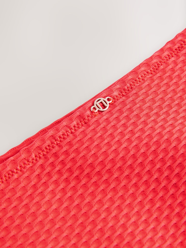 Rouge texturé - Bas de bikini échancré - Image 7 of 8