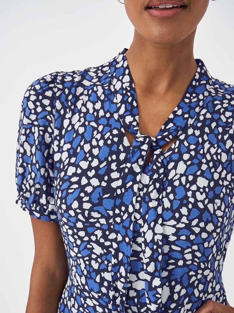 فستان نهاري برباط رقبة من تشكيلة Laurie من Crew Clothing - صورة 4 من 4