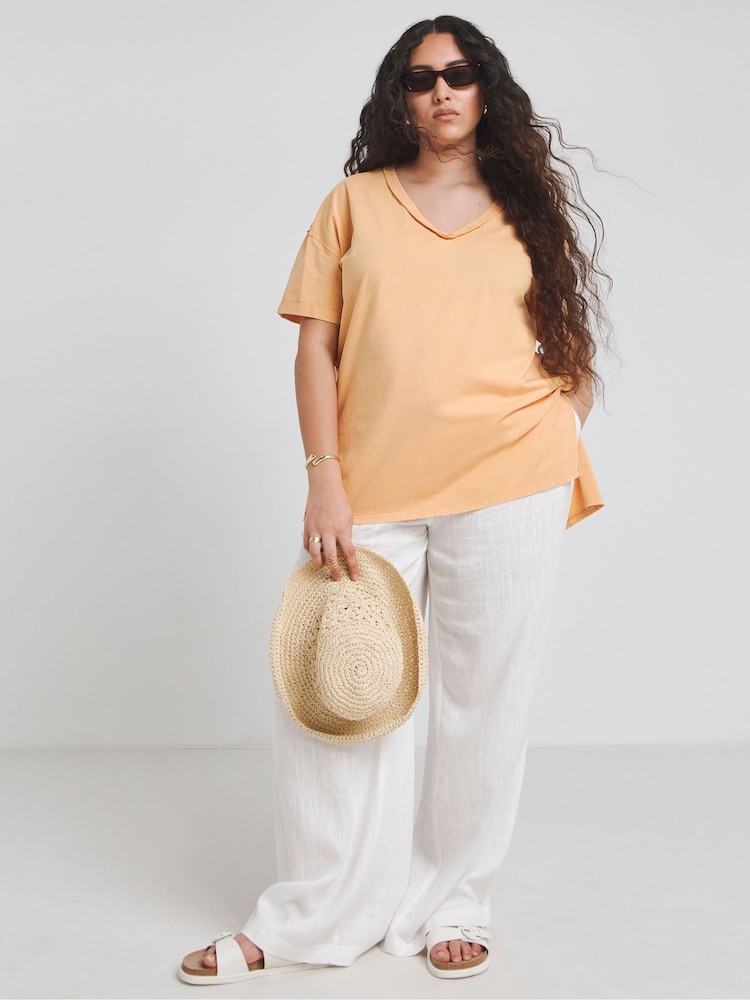 Simply Be Oversized Slouchy V-Neck 100% Cotton T-Shirt - Bild 1 von 4 Simply Be Oversized Slouchy V-Neck 100% Cotton T-Shirt - Bild 1 von 4