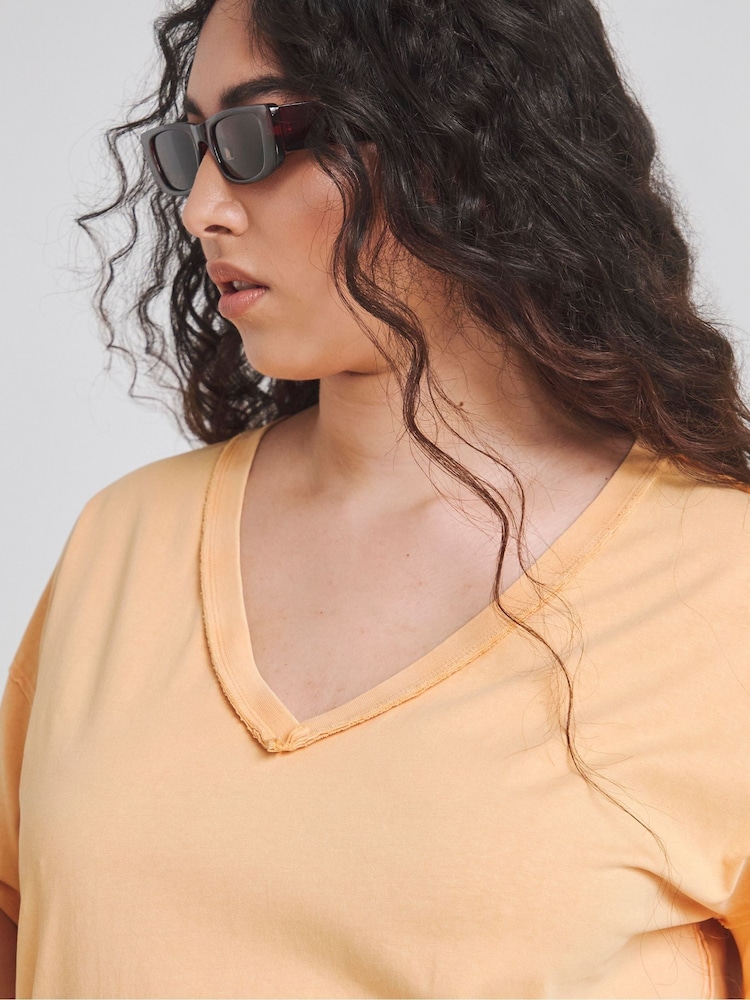 Simply Be Oversized Slouchy V-Neck 100% Cotton T-Shirt - Bild 4 von 4 Simply Be Oversized Slouchy V-Neck 100% Cotton T-Shirt - Bild 4 von 4