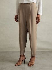 Nerzfarben Neutral - Reiss – Eden – Karottenhose mit Bundfalten vorne - Bild 1 von 5
