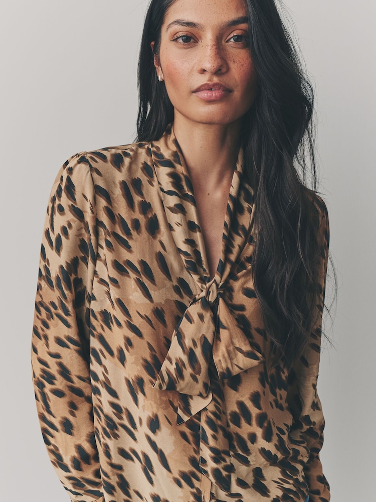 Leopardenmuster - Drapierte Bluse mit Schleifenband - Bild 4 von 4 Leopardenmuster - Drapierte Bluse mit Schleifenband - Bild 4 von 4