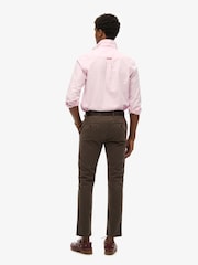 Marrón - Pantalones chinos International de Superdry - Imagen 2 de 5