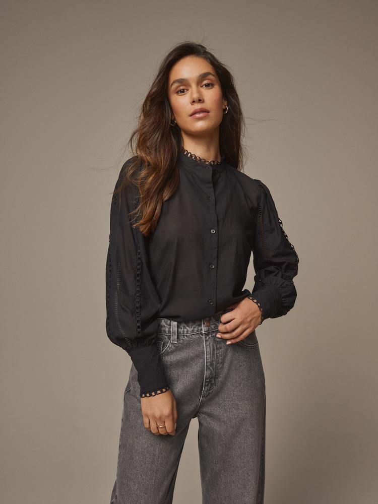 črna - Bluza s čipkasto obrobo Laura Ashley Beauchamp - Slika 1 iz 4 črna - Bluza s čipkasto obrobo Laura Ashley Beauchamp - Slika 1 iz 4