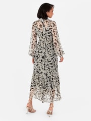 Lovedrobe Gestuftes Midaxi-Hemdkleid mit Metallic-Faden - Bild 5 von 6