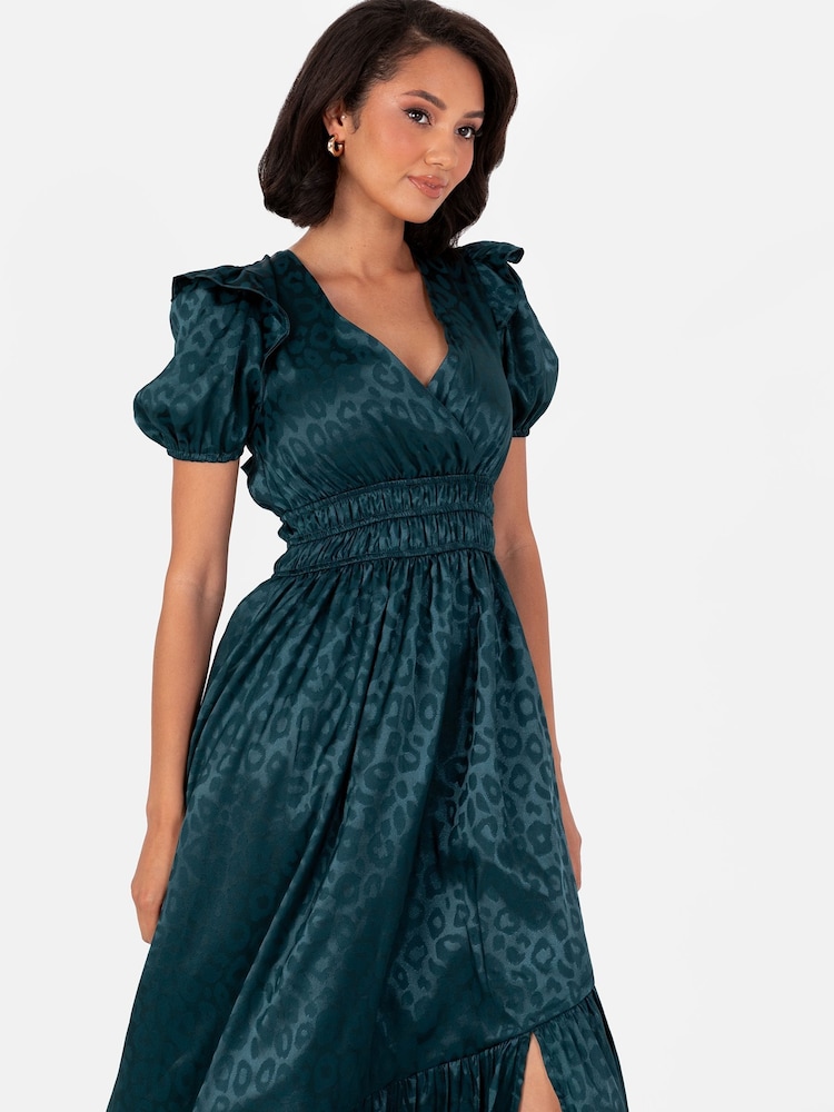 Lovedrobe Maxikleid aus grünem Satin-Jacquard mit geraffter Taille und Wickeloptik vorne - Bild 2 von 5 Lovedrobe Maxikleid aus grünem Satin-Jacquard mit geraffter Taille und Wickeloptik vorne - Bild 2 von 5