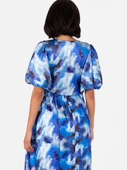 Lovedrobe blaues Satin-Wickelkleid mit Puffärmeln und funktionalem Design in Midaxi-Länge - Bild 4 von 5