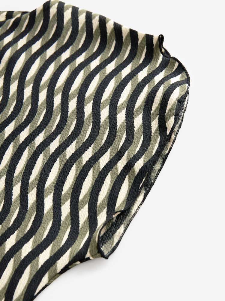 Grün mit geometrischem Print - Strukturiertes, elegantes Top mit Flatterärmeln - Bild 7 von 7 Grün mit geometrischem Print - Strukturiertes, elegantes Top mit Flatterärmeln - Bild 7 von 7