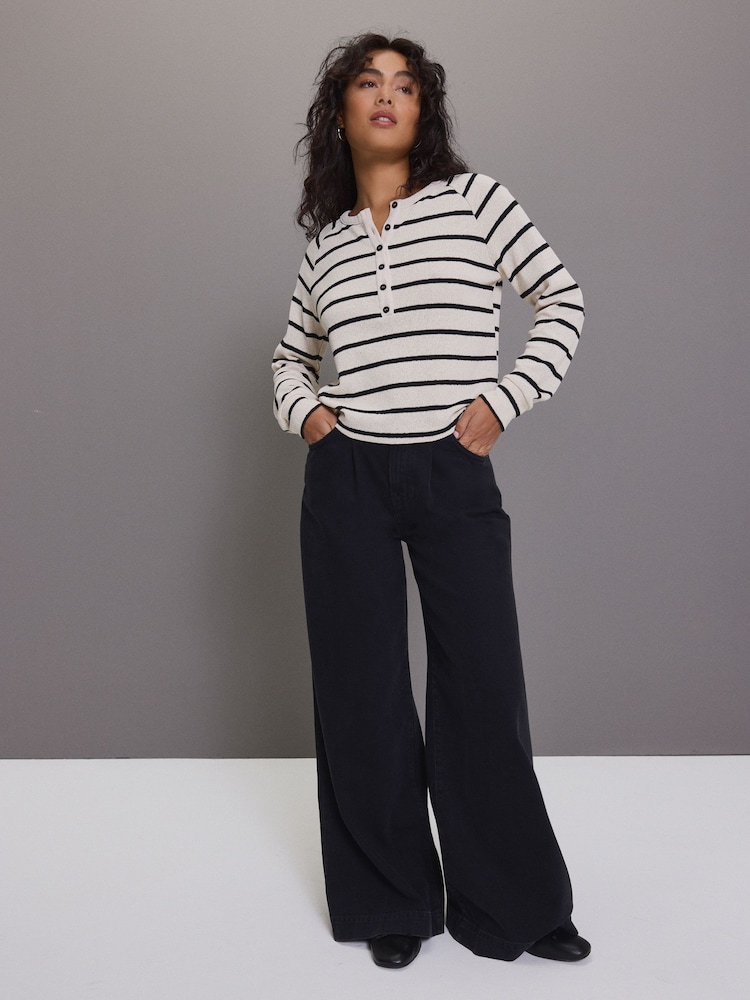 Schwarz/Ecru/Streifen - Langärmliges Henley-Oberteil aus Strick - Bild 1 von 3 Schwarz/Ecru/Streifen - Langärmliges Henley-Oberteil aus Strick - Bild 1 von 3