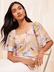 Weiss mit Postkartenmotiv - Friends Like These Bluse mit Bardot-Ausschnitt und flatternden Ärmeln - Bild 2 von 4