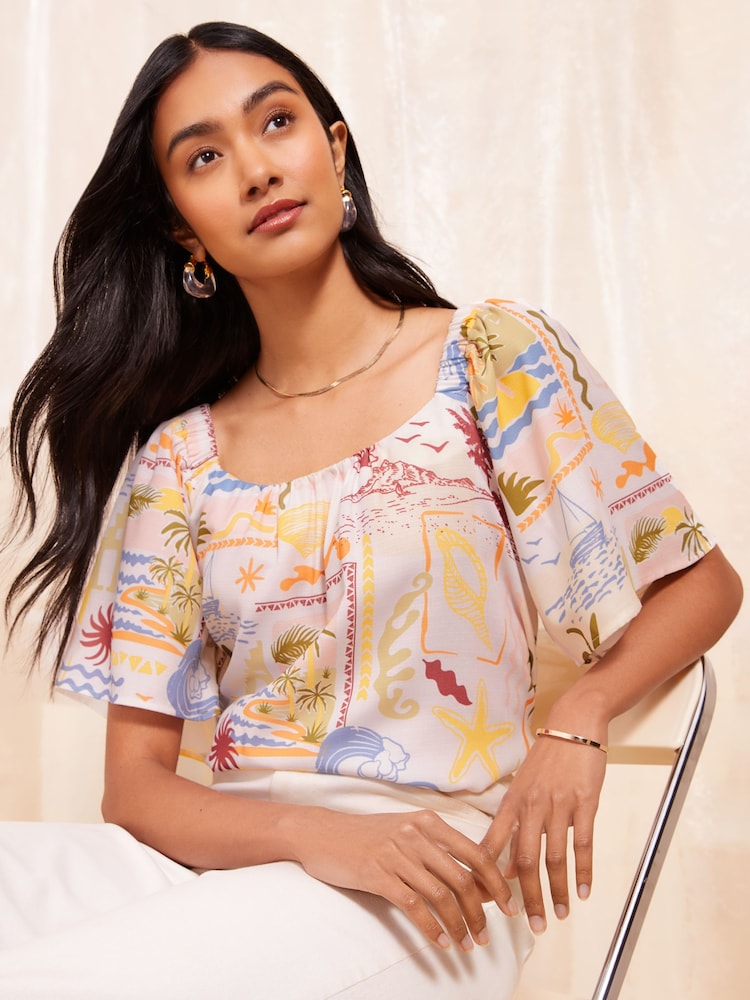 Weiss mit Postkartenmotiv - Friends Like These Bluse mit Bardot-Ausschnitt und flatternden Ärmeln - Bild 2 von 4