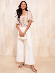 Weiss mit Postkartenmotiv - Friends Like These Bluse mit Bardot-Ausschnitt und flatternden Ärmeln - Bild 3 von 4