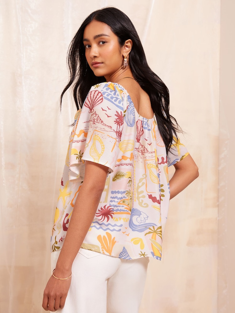 Weiss mit Postkartenmotiv - Friends Like These Bluse mit Bardot-Ausschnitt und flatternden Ärmeln - Bild 4 von 4